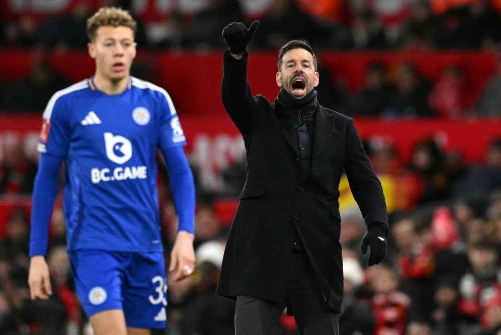 Van Nistelrooy (kanan) percaya pasukannya berhak bermain dalam masa tambahan di sebalik gol kemenangan kontroversi Maguire. Foto AFP