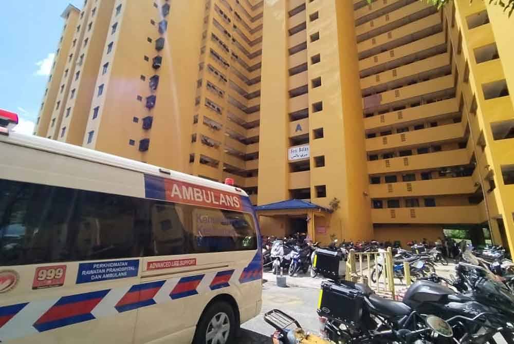 Seorang wanita berusia lingkungan 20-an, maut dipercayai terjatuh dari tingkat atas bangunan Blok A, Projek Perumahan Rakyat (PPR) Kempas