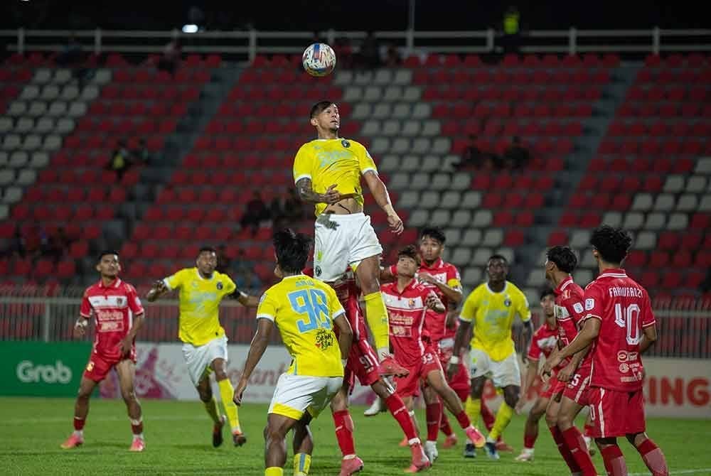 Pemain Penang, Rodrigo da Silva ketika melakukan tandukan ke arah gawang gol Kelantan Darul Naim pada aksi Liga Super di Stadium Sultan Muhammad IV malam tadi.