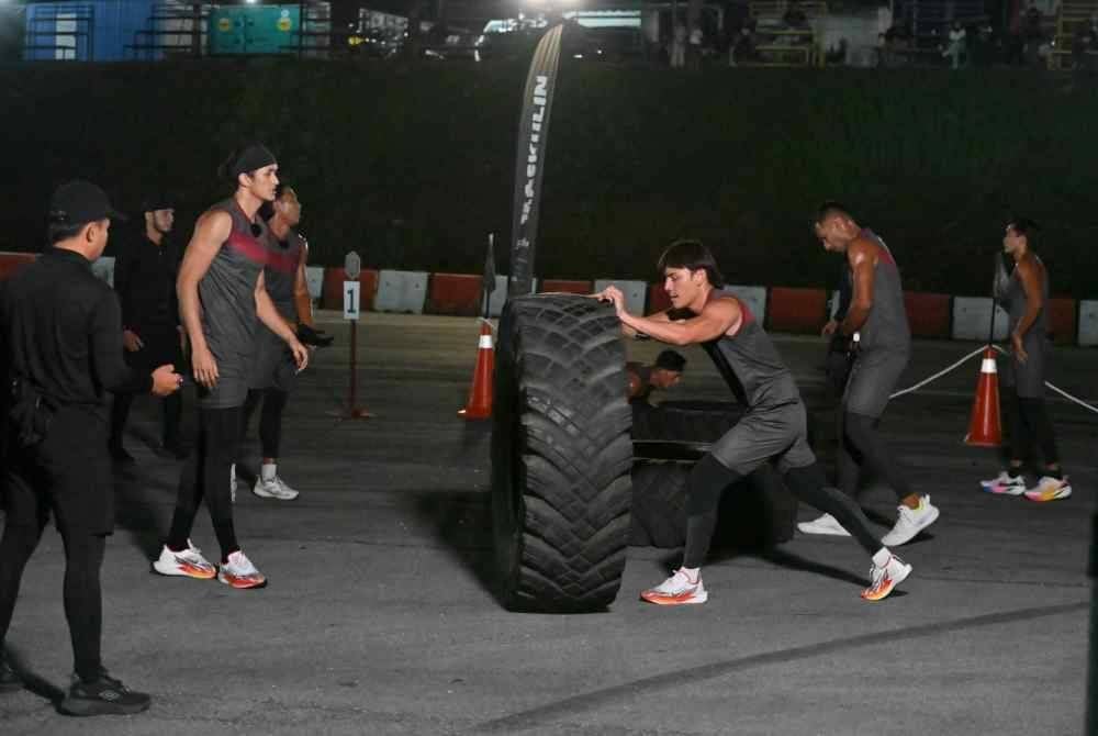 
Kesemua peserta diuji agar menggunakan kekuatan luar biasa masing-masing.