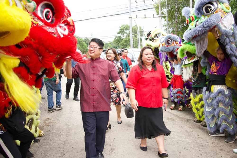 Ewon (kiri) ketika hadir sambutan Tahun Baharu Cina di Kampung Lasing, Ranau.