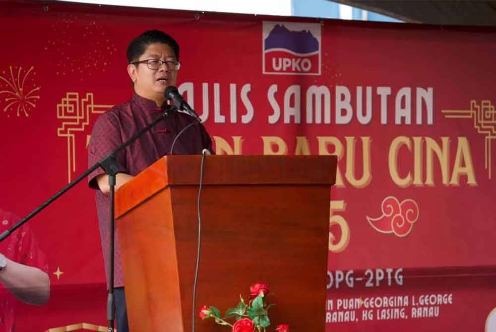 Ewon ketika berucap pada majlis sambutan Tahun Baharu Cina di Kampung Lasing, Ranau.