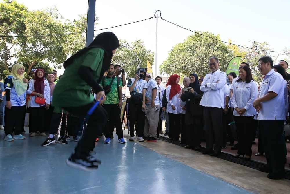 Dzulkefly (tiga dari kanan) menyaksikan persembahan di salah satu reruai pempamer ketika menghadiri Majlis Perasmian dan Hari Terbuka Wellness Hub SPU di Klinik Kesihatan Sungai Dua.