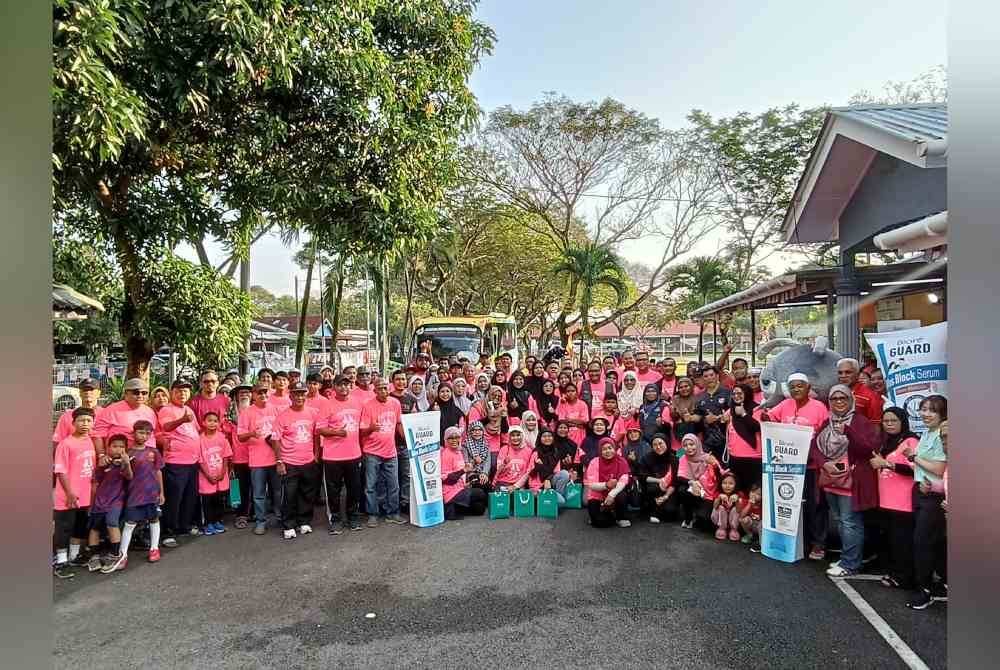 Antara penduduk yang menyertai program Plogging Perdana di Dewan Cengal MBSA Seksyen 24, Shah Alam pada Sabtu.
