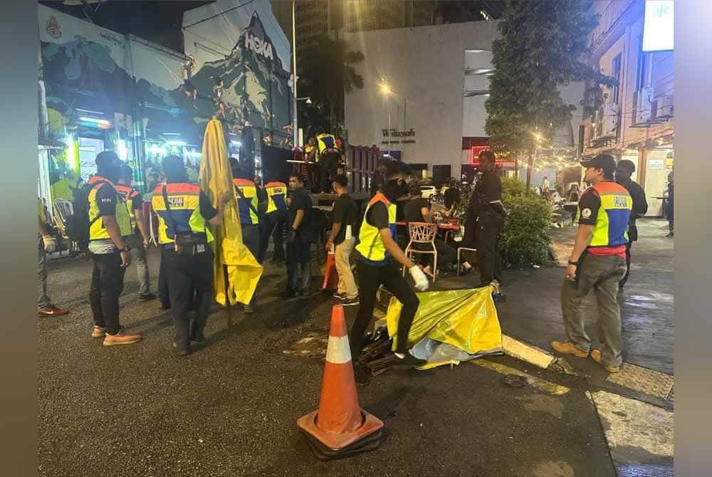 Tindakan khas terhadap barang perniagaan diletakkan di tempat awam.