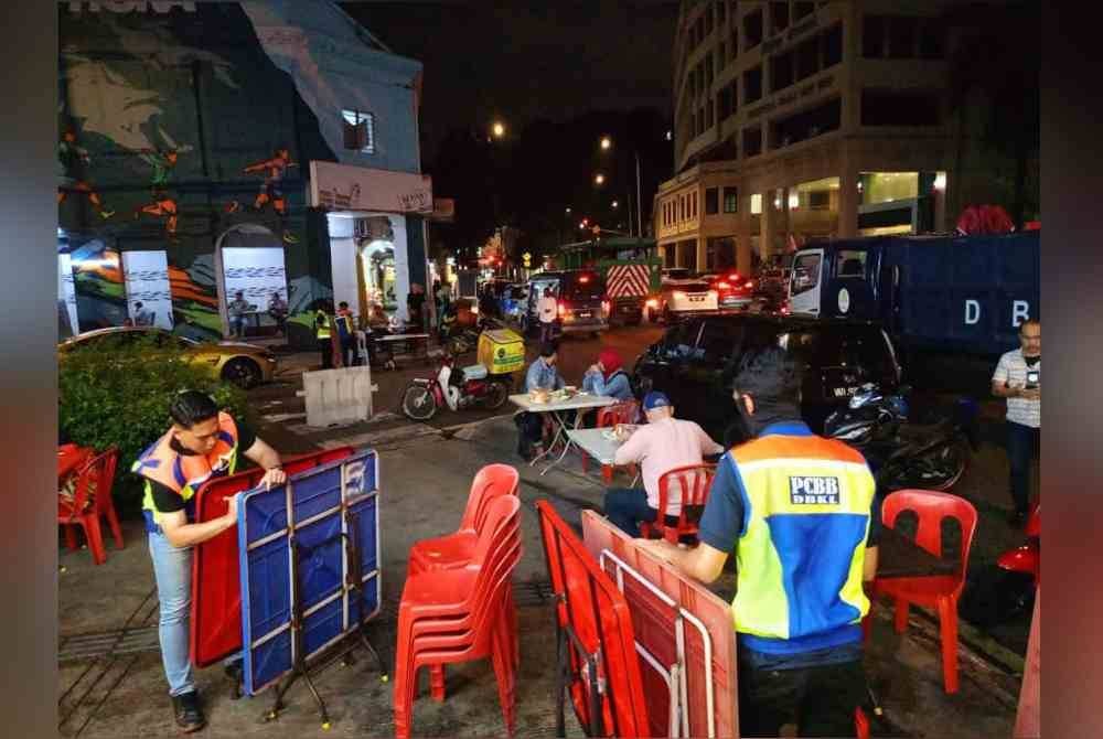 Antara kerusi meja milik peniaga disita DBKL menerusi tindakan khas dijalankan sekitar Jalan TAR dan Dang Wangi.