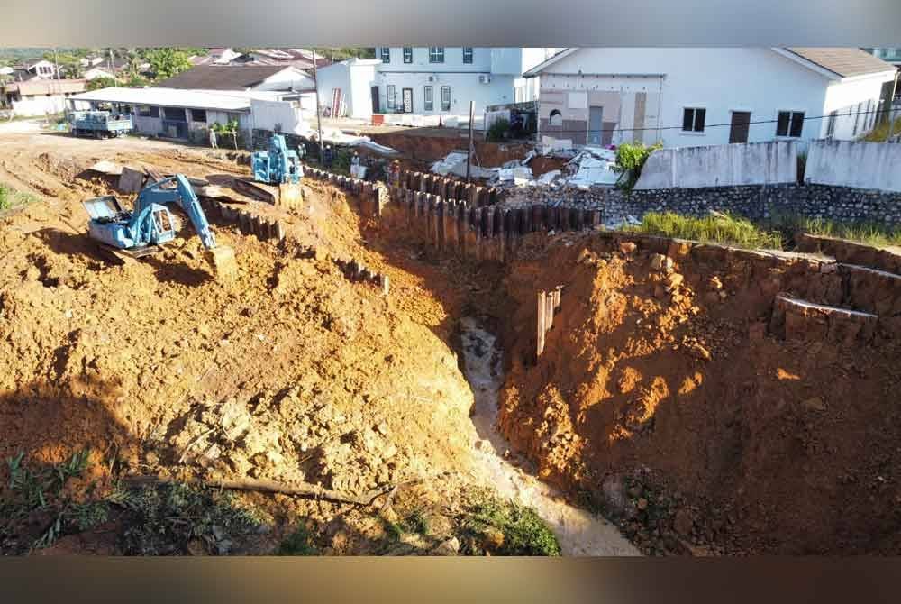 Pemandangan dari atas keadaan runtuhan tanah yang berlaku di Taman Bunga Raya dekat Tapah pada Isnin lalu.