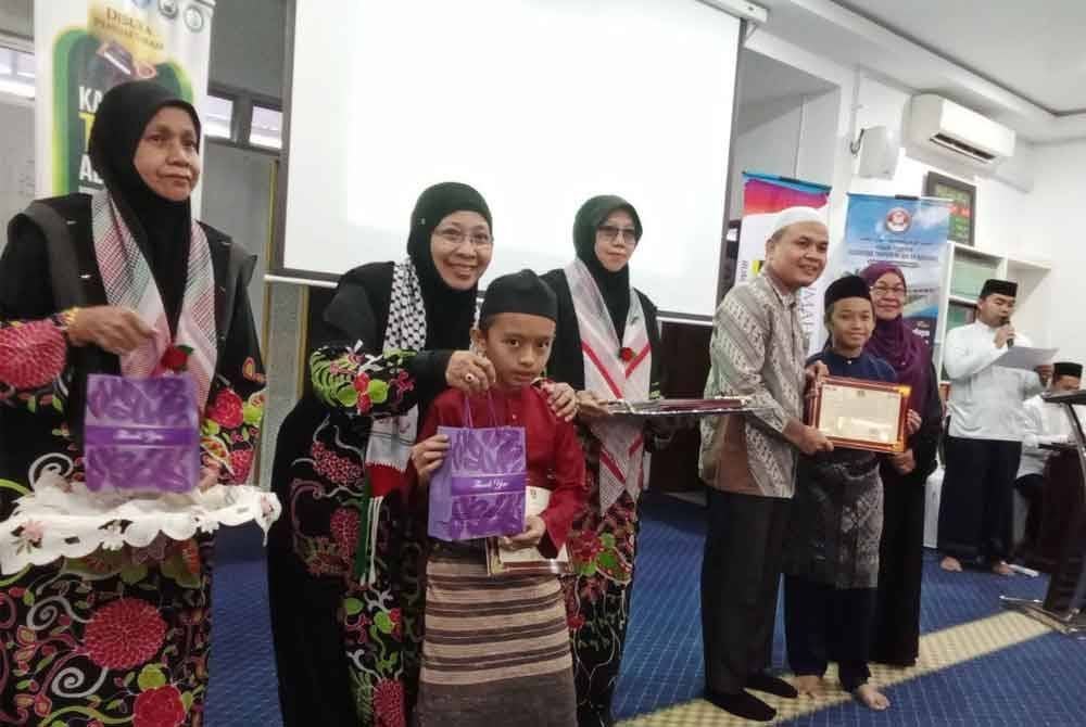 Gharizah (dua dari kiri) ketika menyampaikan sijil dan cenderamata kepada peserta.