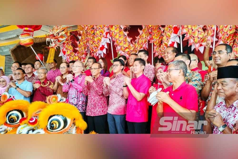 Wan Rosdy (enam dari kanan) dan Ka Siong(tujuh dari kanan) bersama tetamunyang hadir dalam majlis tersebut di Mentakab pada Sabtu. Foto Sinar Harian