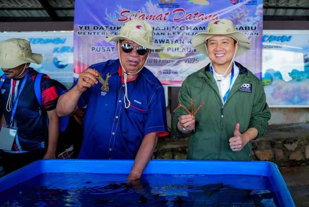 Mohamad Sabu (dua dari kiri) ketika meninjau status terkini pemuliharaan terumbu karang serta perkembangan aktiviti konservasi marin di Taman Laut Pulau Payar. Foto FB Mohamad Sabu
