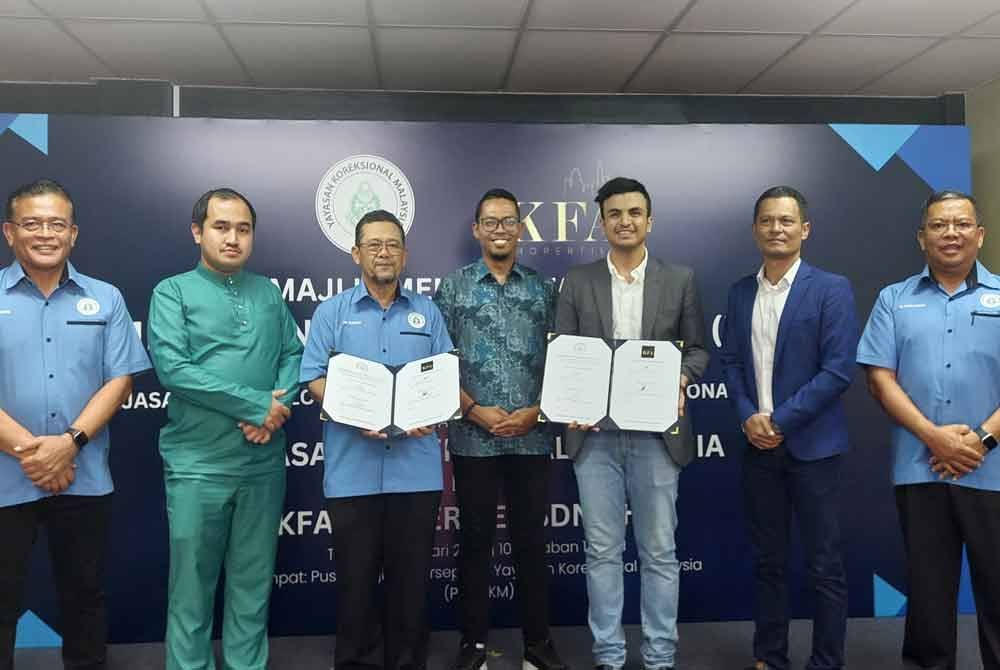 Zulkifli (tiga dari kiri) dan Ahmad Allaudin (tiga dari kanan) menunjukkan memorandum yang telah ditandatangani pada Sabtu.