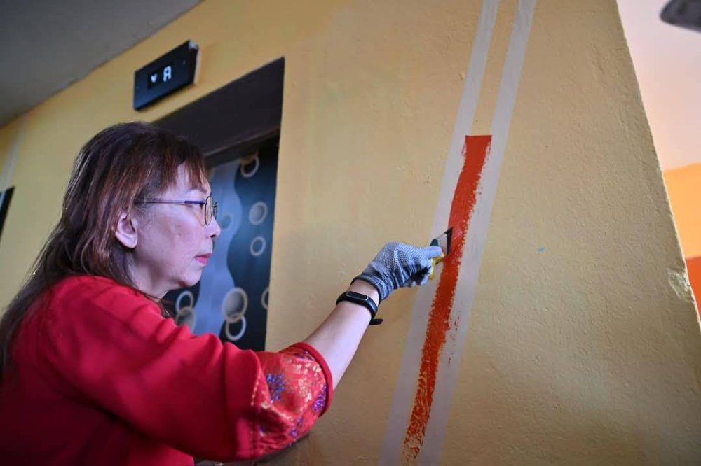 Maimunah mengadakan lawatan ke PPR Kampung Muhibbah bagi meninjau pelaksanaan program di kawasan tersebut yang turut disertai Ahli Parlimen Seputeh, Teresa Kok. Foto: Facebook DBKL