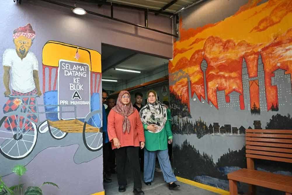 Maimunah mengadakan lawatan ke PPR Kampung Muhibbah bagi meninjau pelaksanaan program di kawasan tersebut yang turut disertai Ahli Parlimen Seputeh, Teresa Kok. Foto: Facebook DBKL