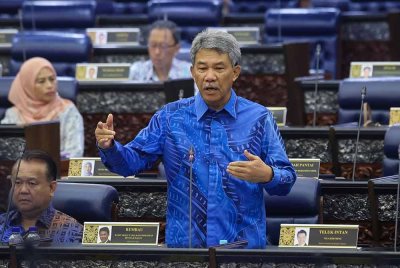 Mohamad pada sesi waktu pertanyaan menteri ketika Mesyuarat Pertama Penggal Keempat Parlimen ke-15 di Dewan Rakyat, pada Khamis. Foto Bernama