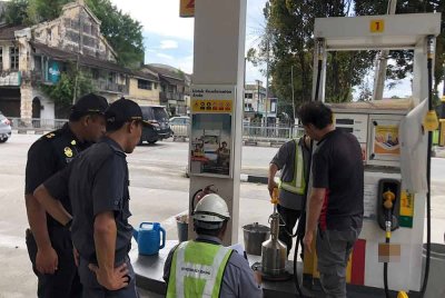 KPDN telah melaksanakan lebih 70,000 pemeriksaan ke atas stesen minyak seluruh negara dengan bahagian penguat kuasanya melaksanakan pemeriksaan di setiap stesen minyak bagi memantau alat penyukat bahan api cecair atau pump dispenser.