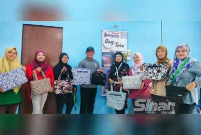 Jamal (empat dari kiri) bersama sebahagian peserta bengkel dan beg yang dihadapi.
Foto Sinar Harian