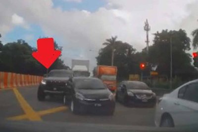 Tangkap layar rakaman video menunjukkan kenderaan pacuan empat roda yang terlibat dalam kemalangan tersebut.