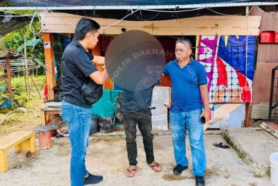 Ugutan seorang lelaki terhadap bapanya di Felda Umas, di sini, membawa padah apabila ditahan polis pada Jumaat.