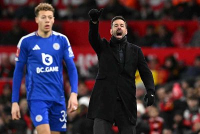 Van Nistelrooy (kanan) percaya pasukannya berhak bermain dalam masa tambahan di sebalik gol kemenangan kontroversi Maguire. Foto AFP