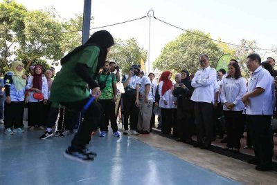 Dzulkefly (tiga dari kanan) menyaksikan persembahan di salah satu reruai pempamer ketika menghadiri Majlis Perasmian dan Hari Terbuka Wellness Hub SPU di Klinik Kesihatan Sungai Dua.