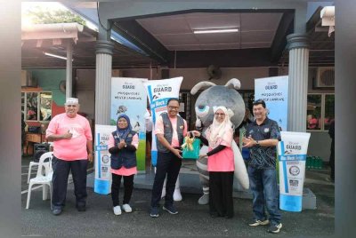 Azli (tiga dari kiri) menerima cenderamata ketika program Plogging Perdana di Dewan Cengal MBSA, Seksyen 24, Shah Alam pada Sabtu.