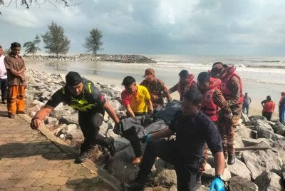 Seorang pesara kerajaan meninggal dunia akibat lemas ketika menyelamatkan dua cucu dalam kejadian di Pantai Irama.