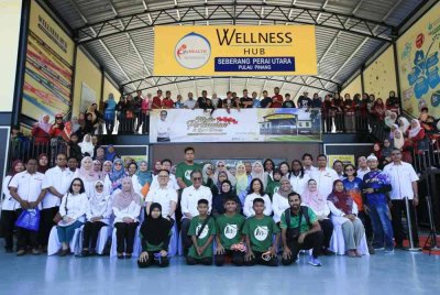 Dr Dzulkefly (duduk, lima dari kiri) bergambar di hadapan Wellness Hub SPU selepas Majlis Perasmian dan Hari Terbuka Wellness Hub SPU di Klinik Kesihatan Sungai Dua pada Sabtu.
