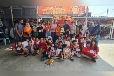 Joseph (tujuh dari kanan) menyerahkan plak penghargaan kepada Kim Teoh atas usahanya menjayakan program Chinese New Year ‘Wish Tree Celebration’ di House of Love (Pertubuhan Rumah Anak Yatim Berkat Kasih) di sini pada Sabtu.