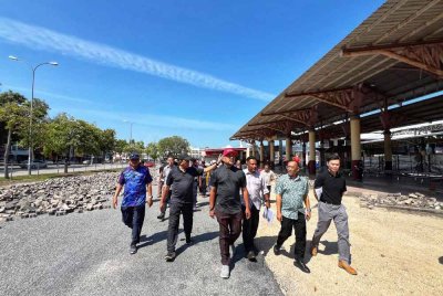 Abdul Gafar (tiga dari kanan) meninjau fasa pertama projek menaik taraf Terminal Shahab Perdana di Alor Setar Sabtu.