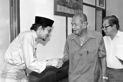 Anwar (kiri) berkongsi gambar bersama Allahyarham Tunku Abdul Rahman Putra Al-Haj (tengah) di Facebooknya pada Sabtu sempena mengenang ulang tahun keputeraan Perdana Menteri Malaysia pertama.