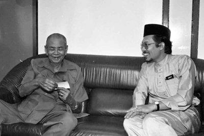 Anwar (kanan) berkongsi gambar bersama Allahyarham Tunku Abdul Rahman Putra Al-Haj di Facebooknya pada Sabtu sempena mengenang ulang tahun keputeraan Perdana Menteri Malaysia pertama.