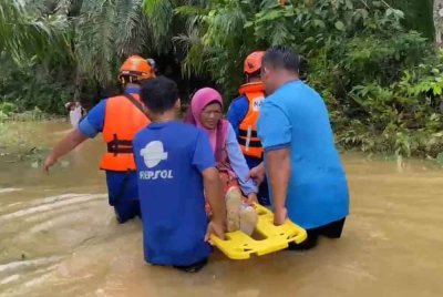 Wanita lumpuh separuh badan yang mahu menjalani rawatan dialisis terpaksa diusung sejauh satu kilometer dengan meredah air banjir untuk dihantar ke Hospital Beaufort.