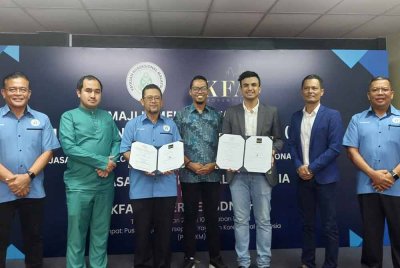 Zulkifli (tiga dari kiri) dan Ahmad Allaudin (tiga dari kanan) menunjukkan memorandum yang telah ditandatangani pada Sabtu.