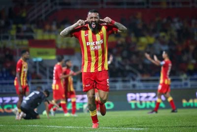 Pemain Selangor FC Ronnie Allan Fernandez Saez meraikan jaringan gol kedua ketika menentang pasukan Sri Pahang FC pada perlawanan Liga Super Malaysia 2024/2025 di Stadium Majlis Bandaraya Petaling Jaya malam ini. Foto Bernama