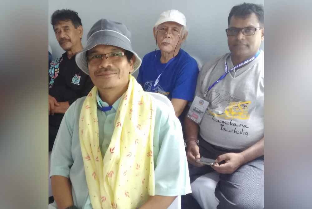 Ilhami Hisham (depan) anak kelahiran Kampung Padang Temesu, Pokok Sena, Kedah.