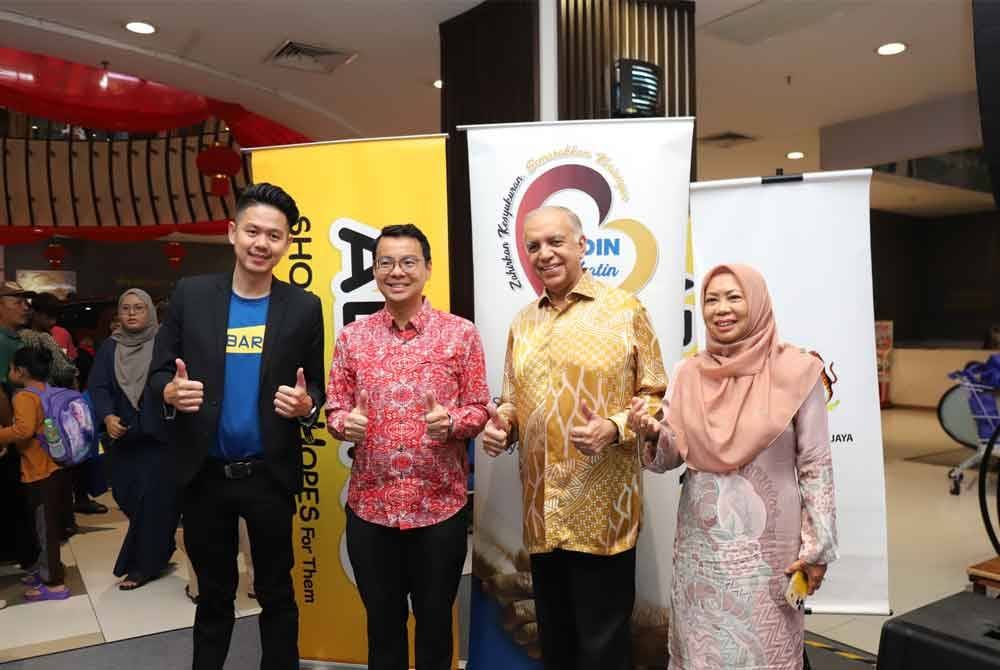 Chean Chung (dua dari kiri) dan Ameer (dua dari kanan) pada Jelajah Generasi Pintar 2025 di Mydin USJ di sini pada Sabtu.