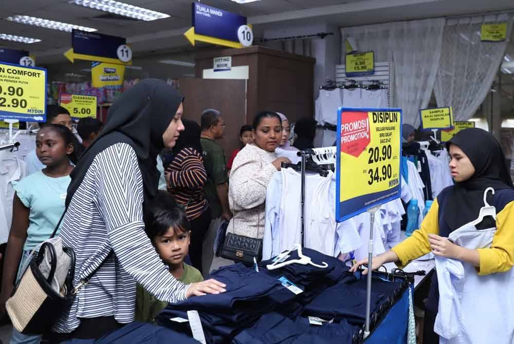 Mydin USJ sibuk dengan orang orang ramai yang mula membeli keperluan sekolah bagi sesi pembukaan sesi persekolahan pada Mac.