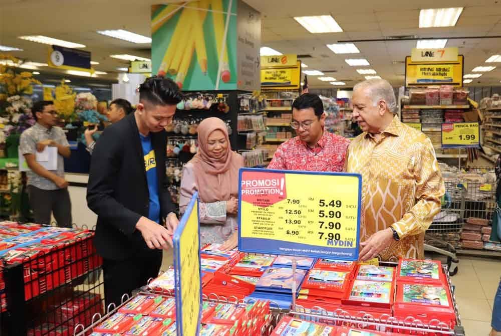 Chean Chung (dua dari kanan dan Ameer (kanan) meninjau kelengkapan sekolah yang terdapat di Mydin USJ di sini.