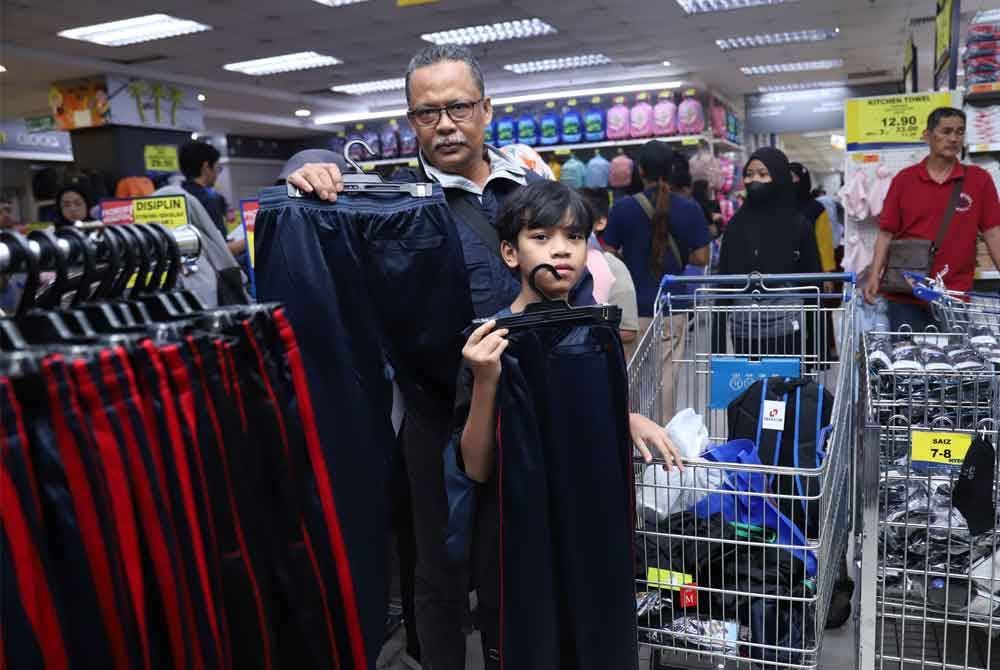 Antara ibu-bapa yang sibuk membeli persekolahan anak-anak.