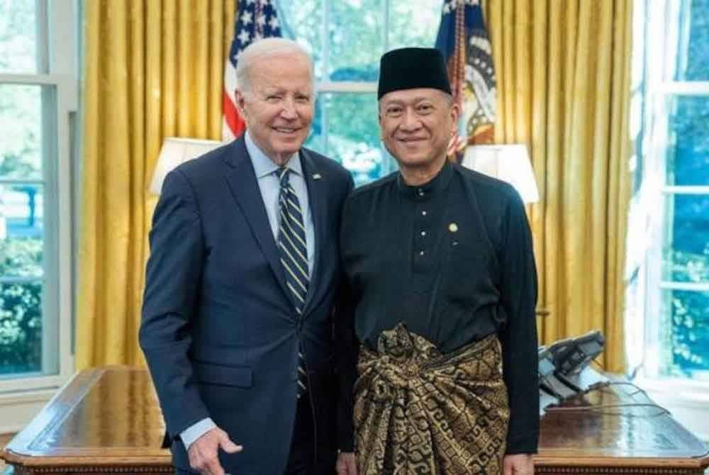 Mohamed Nazri (kanan) ketika bertugas sebagai Duta Besar ke AS bertemu bekas Presiden AS, Joe Biden di White House pada Mei 2023.
