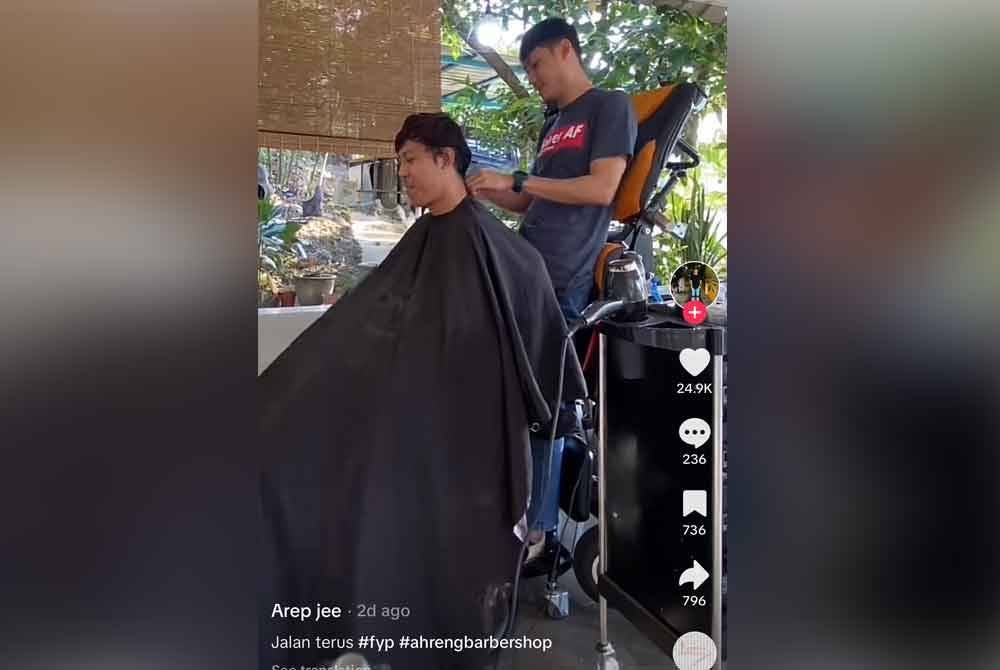 Mohamad Arif menawarkan perkhidmatan potong rambut di rumahnya selepas perniagaannya di sebuah premis terpaksa ditutup.