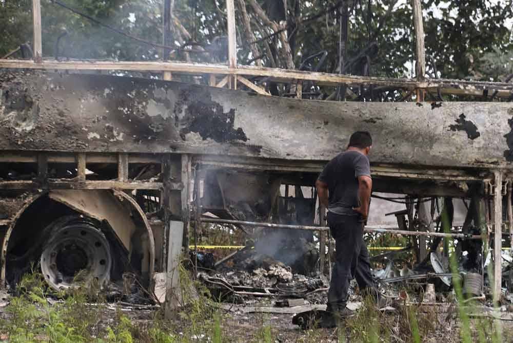 Keadaan bas yang terbakar dalam kemalangan di selamatan Mexico - Foto Agensi