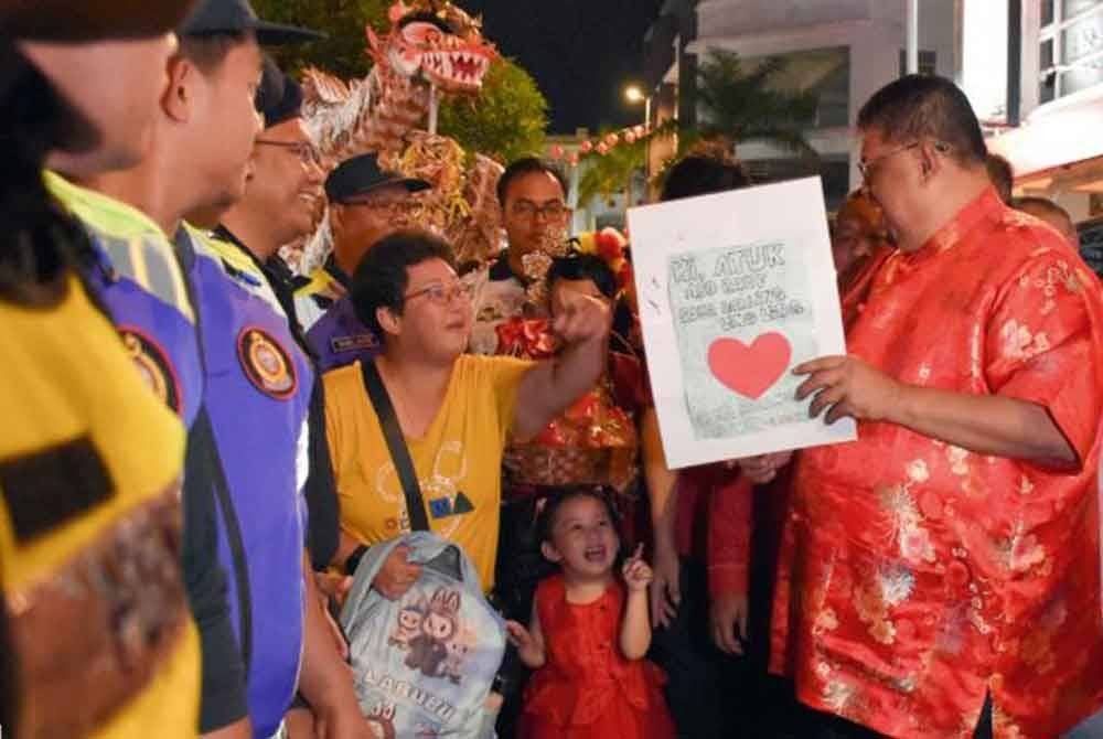 Ab Rauf (tengah) beramah mesra dengan pengunjung yang hadir pada Majlis Perasmian Rumah Terbuka Tahun Baharu Cina Peringkat Negeri Melaka 2025 di Taman Malim Jaya di sini lewat malam tadi. Foto Bernama