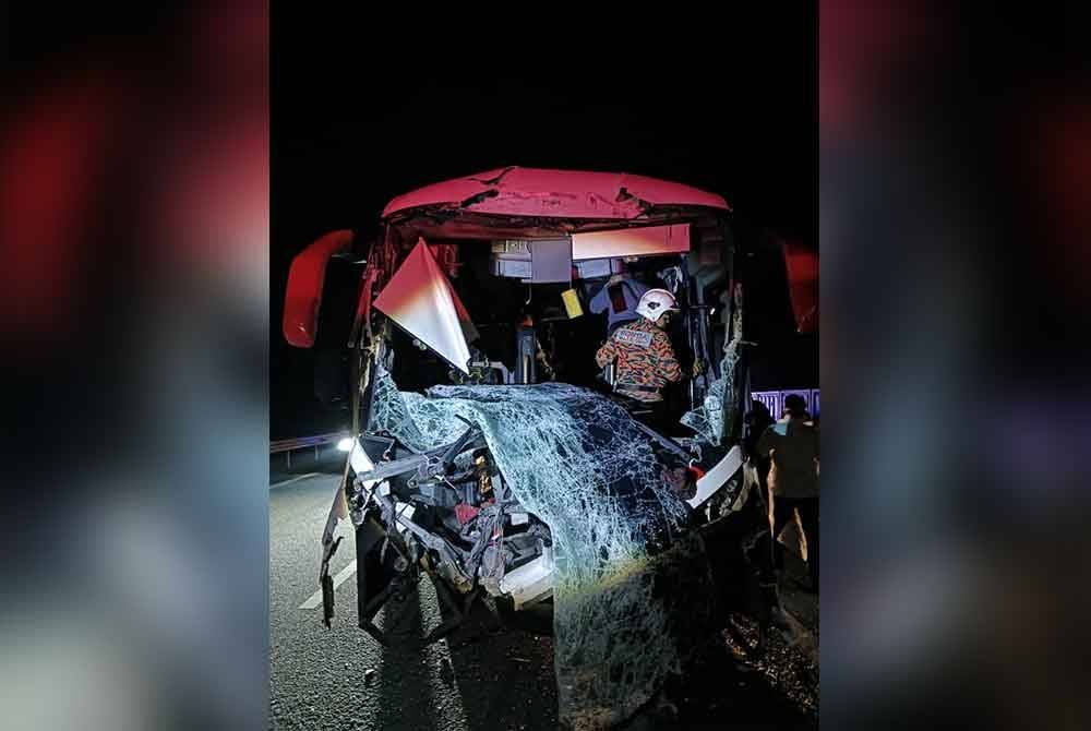 Keadaan bas selepas terbabit dalam kemalangan.