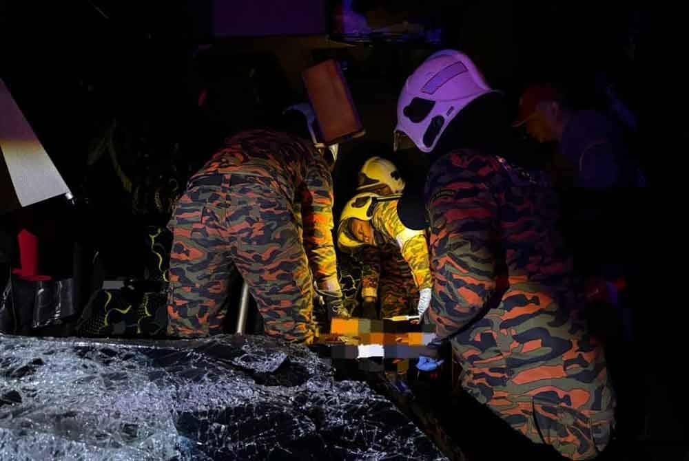 Anggota penyelamat sedang mengeluarkan mangsa.