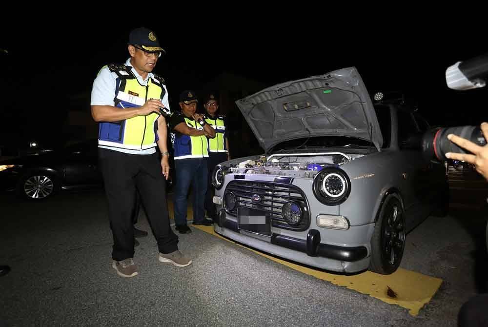 Mohammad Yusoff memeriksa sebuah kenderaan sempena Op Khas Tahun Baharu Cina di Ipoh pada Sabtu.