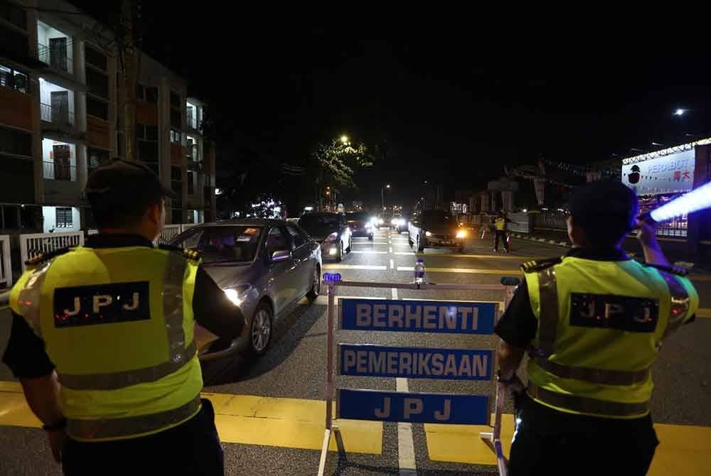 Anggota JPJ melakukan sekatan jalan raya sempena Op Khas Motosikal sempena Tahun Baharu Cina 2025.