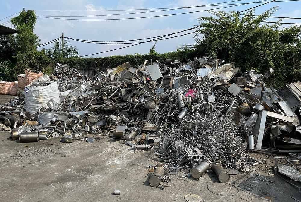 Pelbagai barang e-waste yang dijumpai di sebuah premis di Jalan Kapar, Klang pada Sabtu.