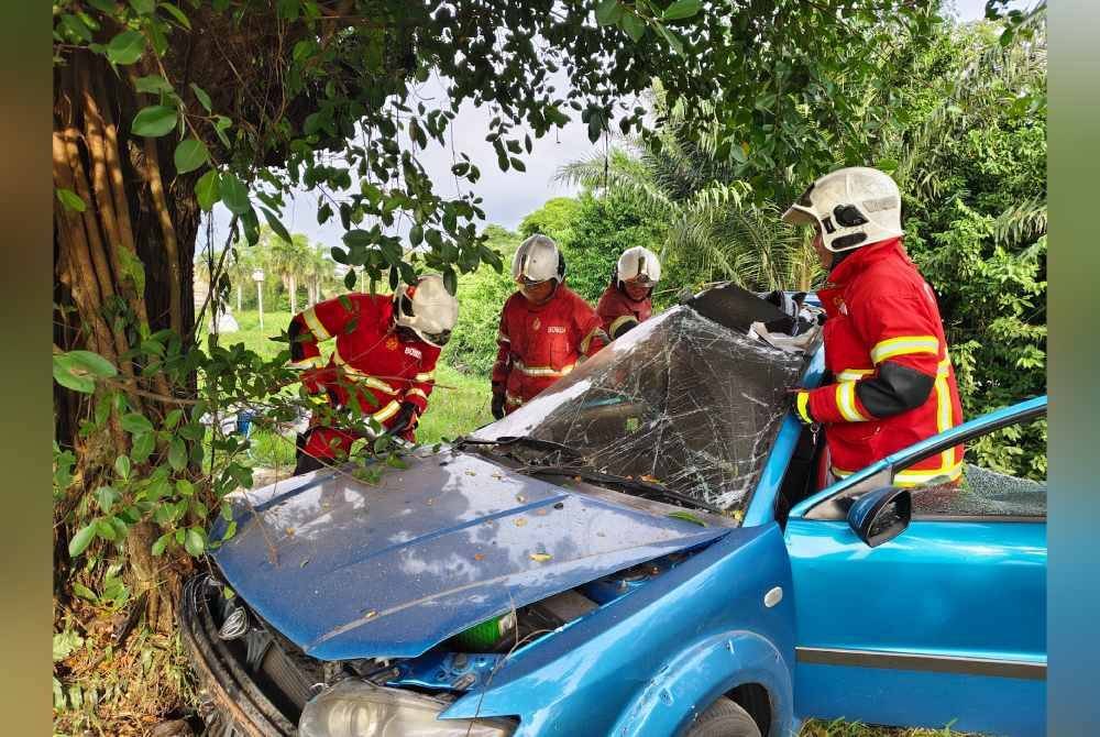 Anggota bomba menjalankan kerja-kerja mengeluarkan mangsa yang tersepit dalam kejadian di Lebuhraya Shah Alam (Kesas) di sini pada Sabtu.