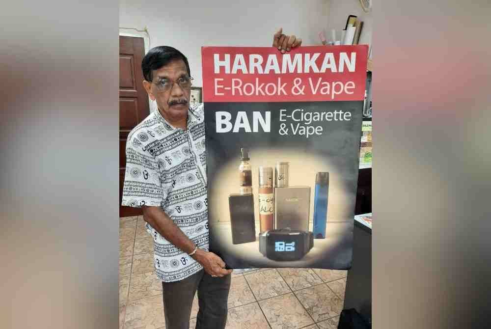 Subbarow menunjukkan poster mengharamkan vape dan rokok elektronik yang dikeluarkan CAP.
